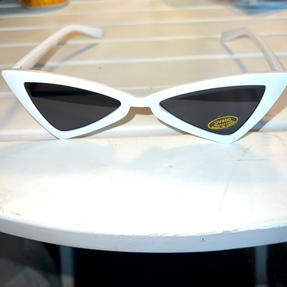 Petals Peacocks Zumiez Retro Y2K Mod Triangle Sunglasses  White NIB UVpr…
